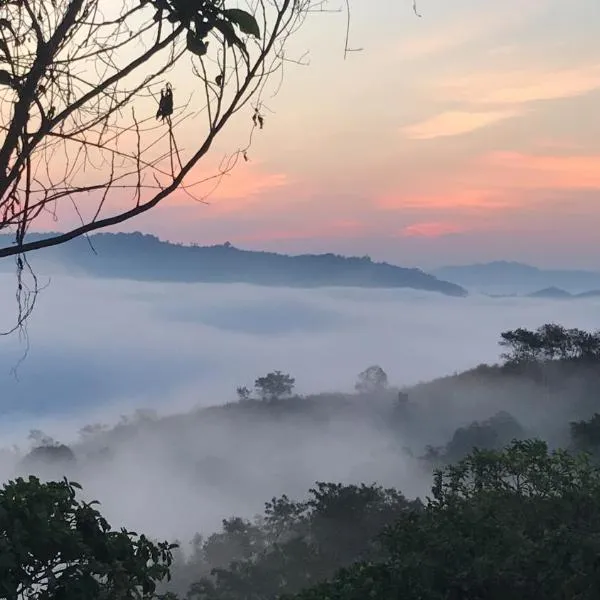 The Apiary Mountain Camp and Farm, hotel Tanayban