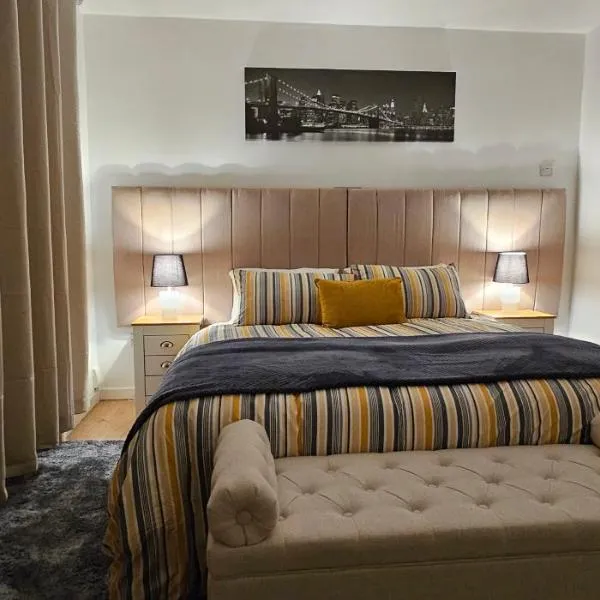 Glebe House - 2 Bedroom Luxury House that sleeps 6, with Free Private Parking, Easy Access to City Centre, and Near the Motorway, hotel Moston városában