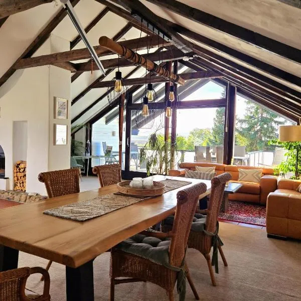 Exklusive Dachgeschosswohnung mit Harzblick, отель в Госларе