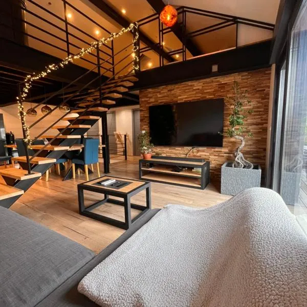 Loft industriel avec jacuzzi, hotel in Le Bourgeat