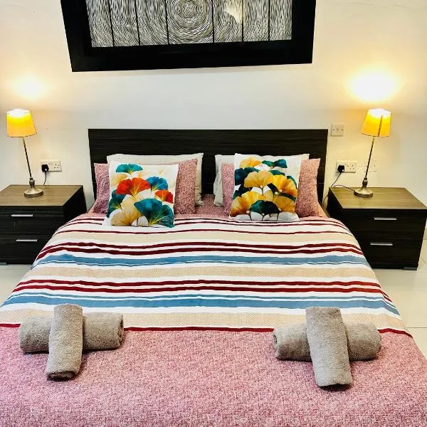 Steps to the Sea 1-BR Central Apartment, hotel in Il-Gżira
