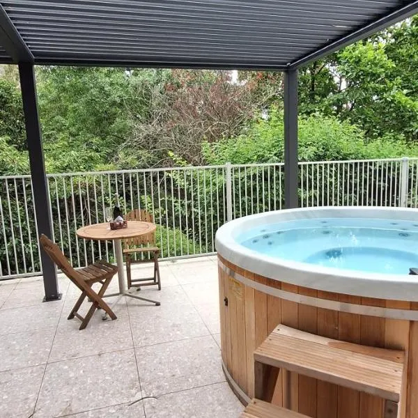 Treetop Retreat with Private Spa Mountain Views, hotel Warburtonban