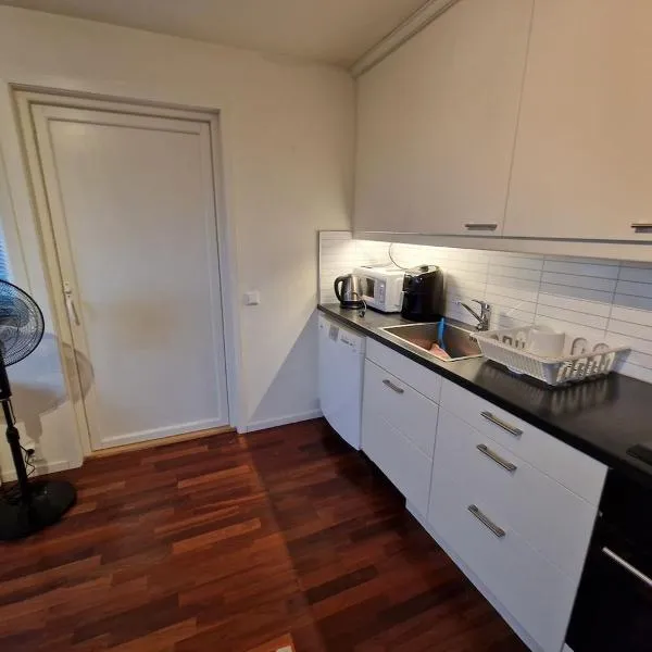 Lovely 2 bedroom apartment with free parking، فندق في Gjerdrum