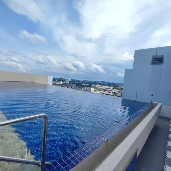Kuching Podium Apartment Near Aeon Mall 3rd Mile, hotel in Kuching