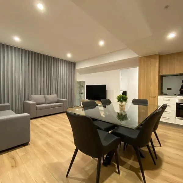 Luxury 3 BR Apt with Pool-Gym-Sauna-Steam Room、アデレードのホテル