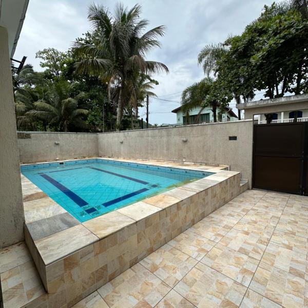 Casa de praia em condomínio com piscina