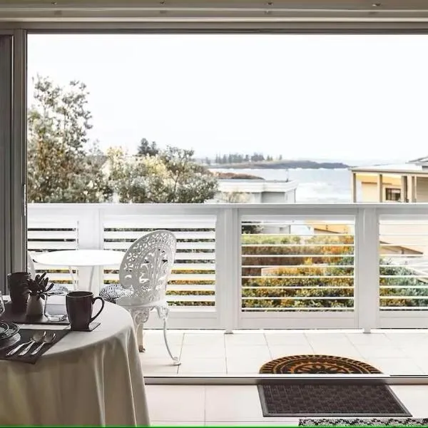 Shutters by the Sea-Sea views-Waterfront-Private- on the Coastal Walk, hotel in Kiama