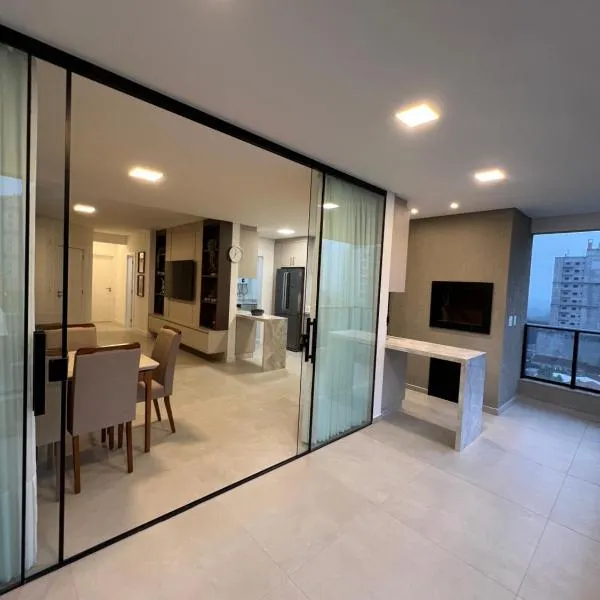 Apartamento de luxo novíssimo em meia praia itapema, готель у місті Ітапема