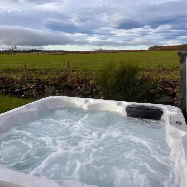 Luxury 3 bedroom country cottage with hot tub, hotel u gradu Montrose