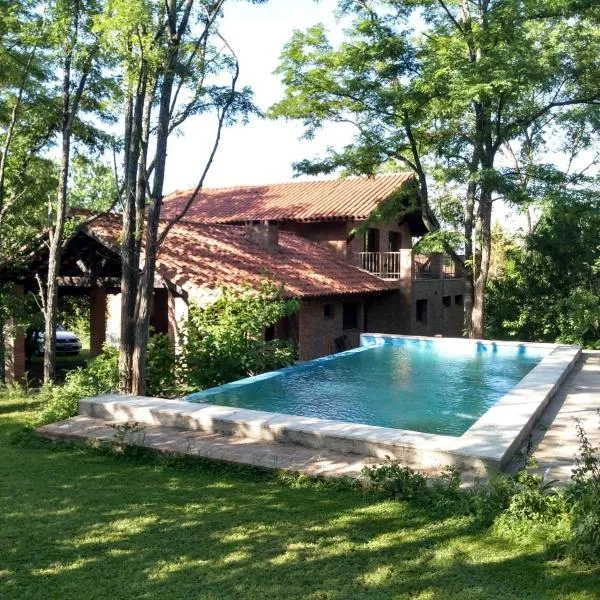 Casa completa con piscina y quincho en Ascochinga, 4 habitaciones, zona golf, hotel in Ascochinga
