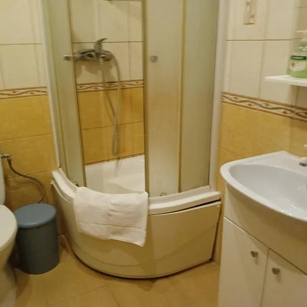 Room in a Private House 15 min away from Airport, hotel v destinaci Babīte