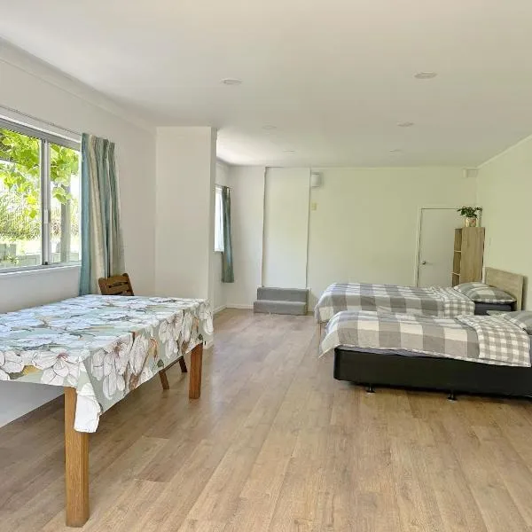 Spacious Escape in Fairview, Free WiFi, Coffee ,Tea and Parking ,Private Bathroom near Albany Mall and highway, hotell Aucklandis