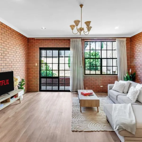 Charming Family Retreat with Arcade - Glenunga, hotel v mestu Glenunga