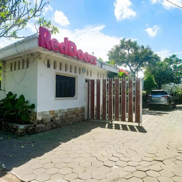 RedDoorz Plus near Adisucipto Airport 2, hotel v destinaci Yogyakarta