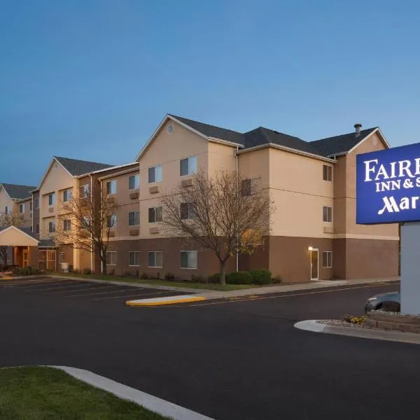 Fairfield Inn & Suites Youngstown Boardman Poland، فندق في بولاند