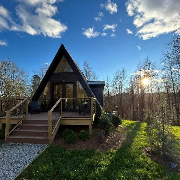The Coop NEW A-frame Hot Tub, Fire Pit, Loft, hotel em Flat Rock