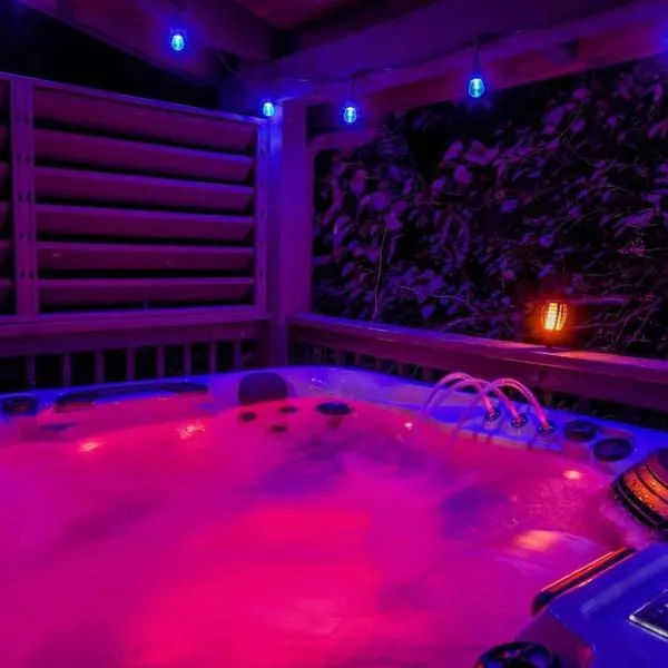 Ryes and Shine Bootlegger's Cabin! Hot Tub* Pool* Arcade* Billiards *EV * Pet Friendly, hotel in Sevierville