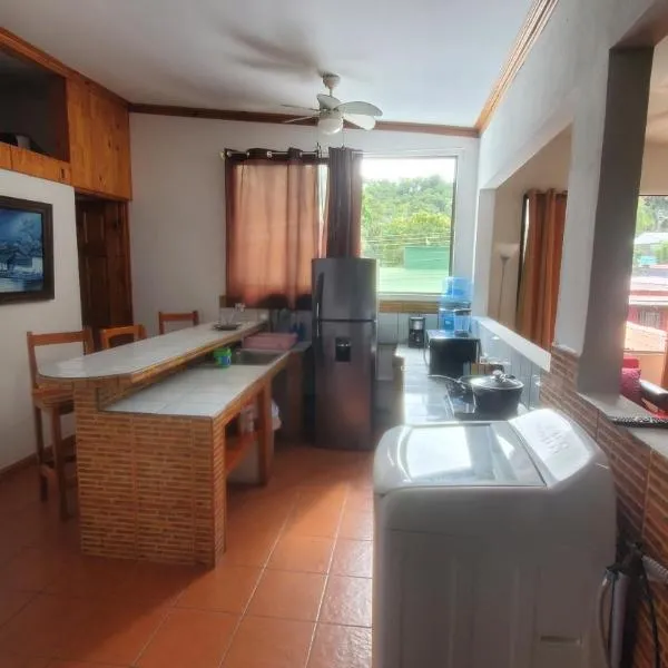 Casa Laura, hotel in Quepos