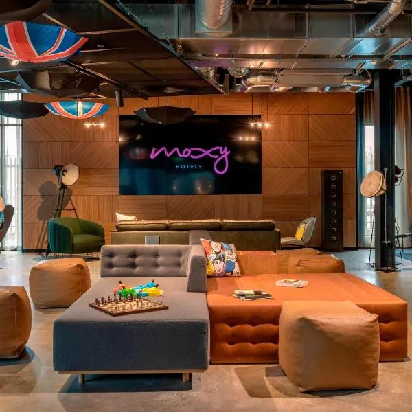 Moxy London Heathrow Airport, hotel en Hounslow