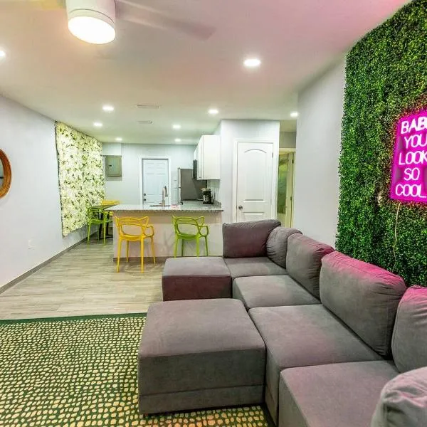 Viesnīca Garden-inspired Stay, Walk To Bay & Downtown pilsētā Sarasota