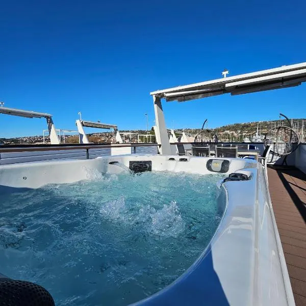 Sea Diva - luxury boathouse, hotel v Portoroži