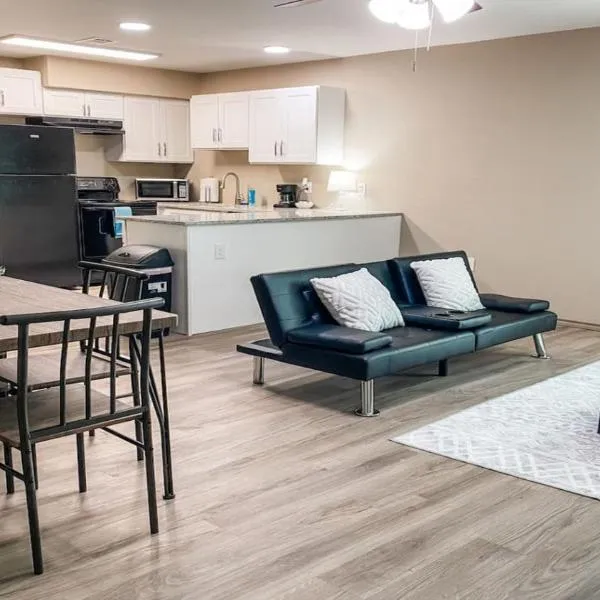 Charming 1BR Getaway - Private, Pet Friendly, TV, hotel in Texas City