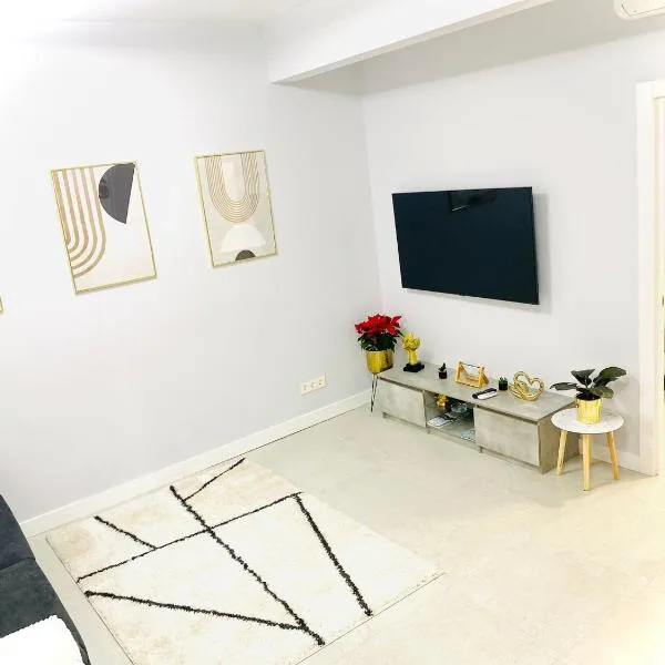Céntrico estudio en Av Solidaridad, ξενοδοχείο στο Λογκρόνο