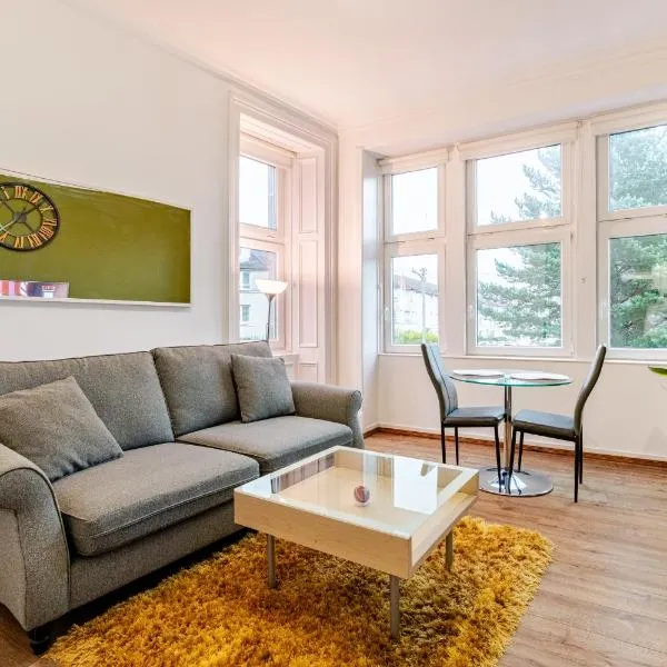 Newly Furnished Flat 4 Minutes Walk To Metro, hotel din Glasgow