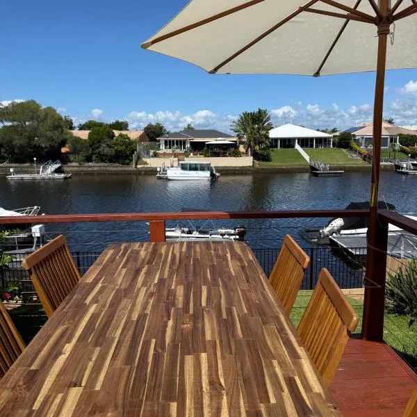 Pet Friendly - Plunge Pool Canal Sunset View - Private Jetty, hotel v destinaci Bongaree