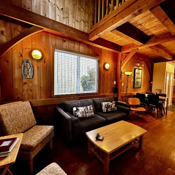 Waterfront Timber Frame Cottage!, hotel v destinaci Ucluelet