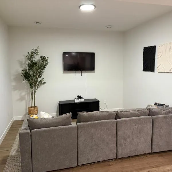 Cozy Apartment in South West Calgary, hotel v destinaci Calgary