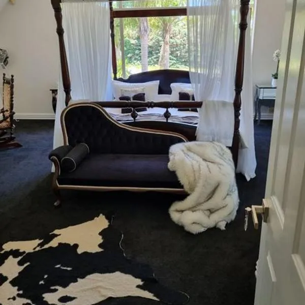 The Luxurious Manor - Very Large Bedroom with Private Ensuite, hotel v Aucklandu