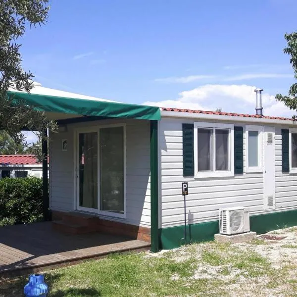 Mobile Homes in Camp Kovacine, Cres, with long pebble beach, hotel v destinaci Cres
