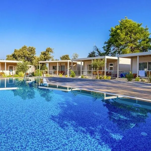 Mobile home Mediteran Superior by the pool in caravan park Strasko, Novalja, hotel v Novalji