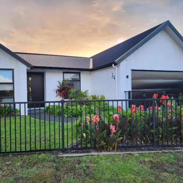 Relaxing coastal home with pool and spa, Hotel in Papamoa