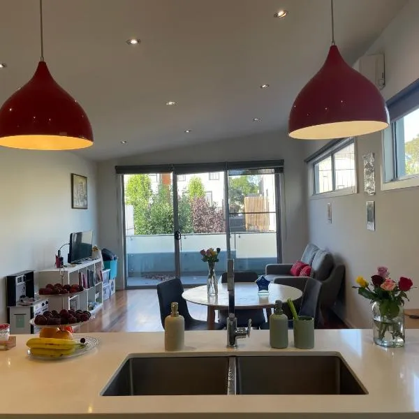 Room in Newport Modern townhouse - Walk to stunning ocean view, hotel v destinaci Newport