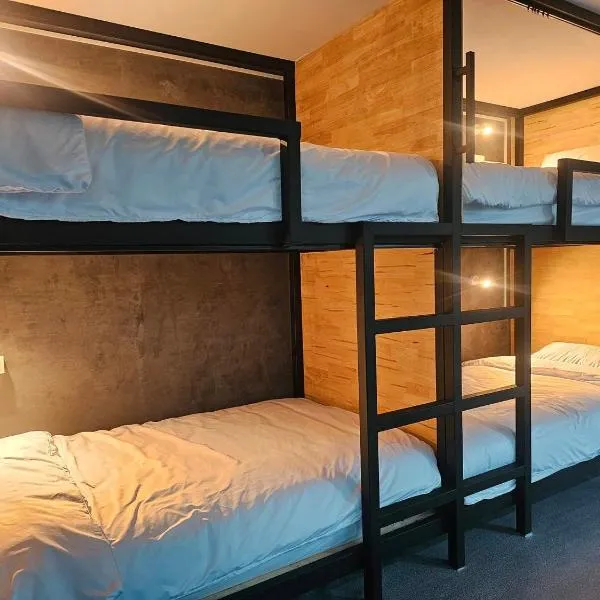 บ้านรังนก The Bird Nest Homestay & Coffeeshop, hotel in Samut Prakan