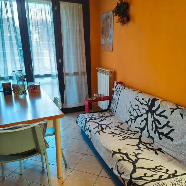 Bilocale Garzella 1, hotel v destinaci Cascina