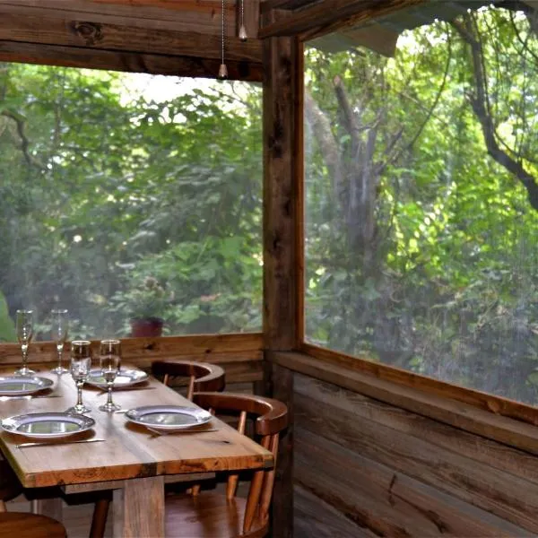 Private 2-Bedroom Jungle Cabin in Tropical Garden, San Ignacio, хотел в Сан Игнасио
