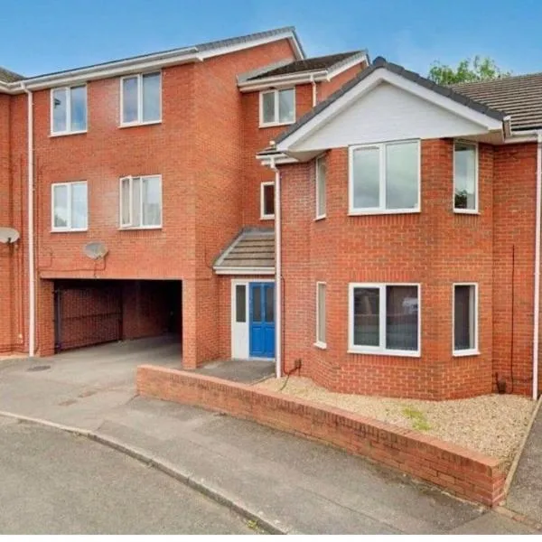Comfy 2-bedroom Flat with Private Parking, hotel v destinaci Dudley