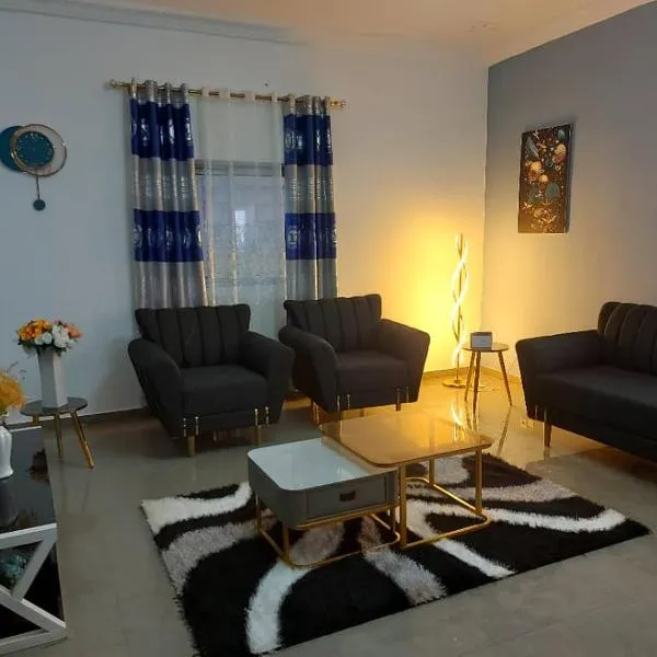 Bel appartement meublé en centre-ville de Bertoua, hotel v destinaci Bertoua