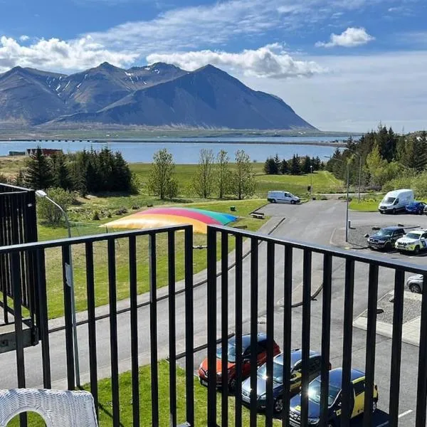 Cozy apartment in Borgarnes - great view, hotel v destinaci Borgarnes