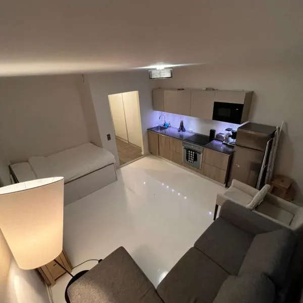 헬싱키에 위치한 호텔 Modern Studio with Balcony in City Center