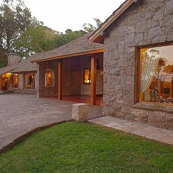 Los Nobles Hostal de Bosque, hotel in Mar del Plata