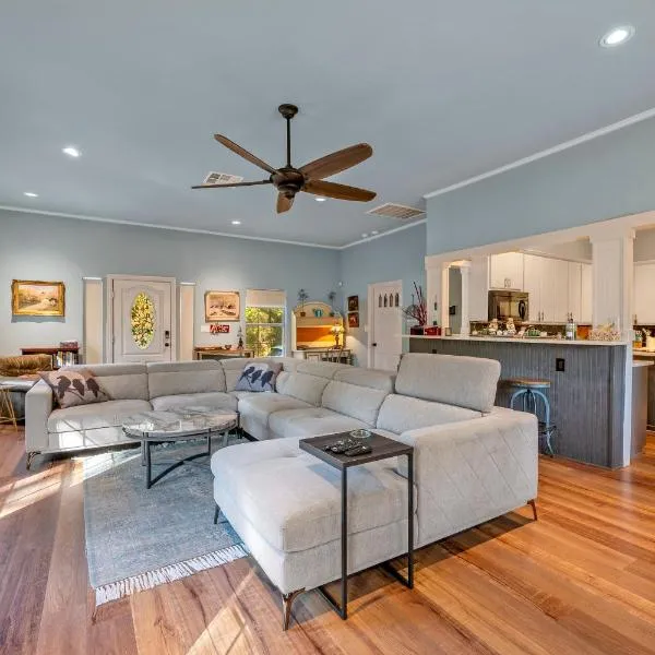 Entire Home! Fantastic Kitchen! 3 Full Baths, hotel in Mead