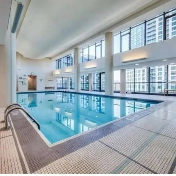 Luxury Downtown Condo with CN tower views, Pool Access, Gym,Free Parking upon request at booking, accommodates 4, hotel in Toronto