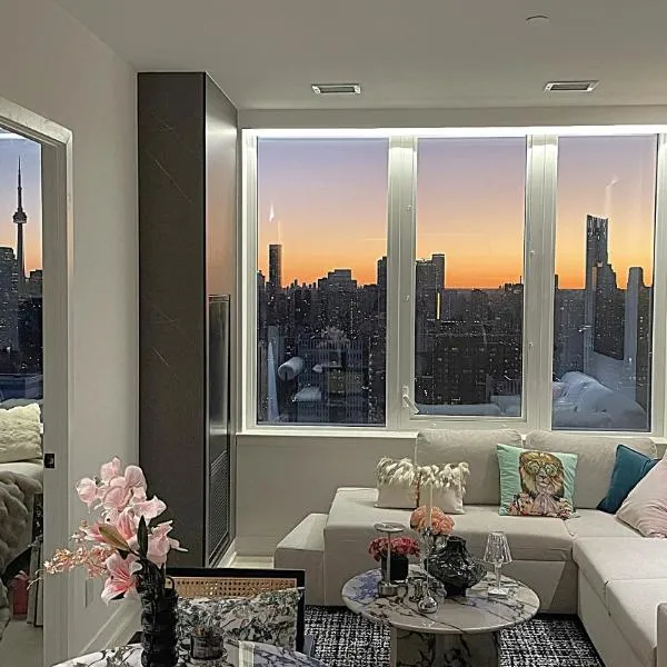 Deluxe Penthouse Two Bedrooms Suites Skyline CN Tower Lakeview DT Toronto, hotel v destinaci Toronto