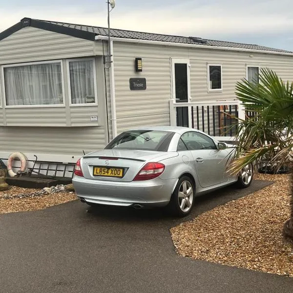 Pevensey Bay Retreats A Holiday Home For You To Enjoy, When You Can, Hotel in Pevensey