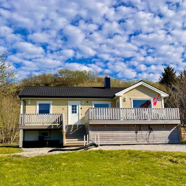 Familyfriendly-modern, in the fishingtown Stamsund, with Sauna and Jacuzzi, hotel v destinaci Stamsund