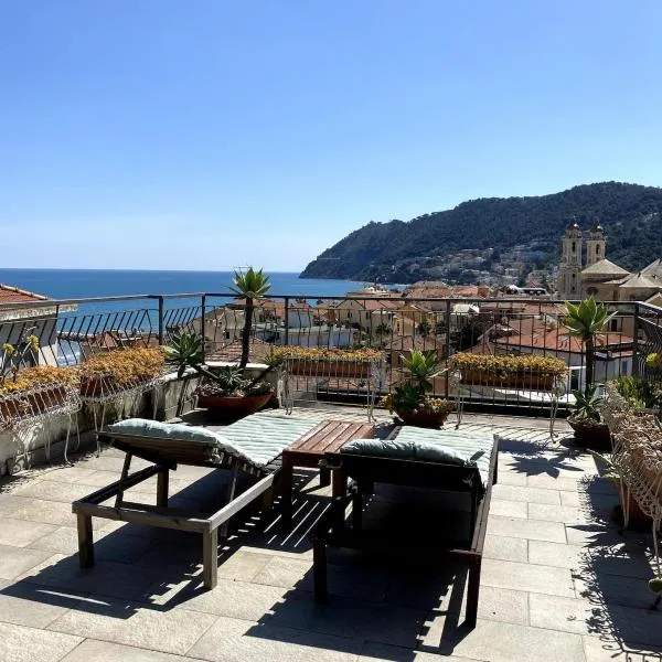 Attic with sea view and car box, hotel in Laigueglia